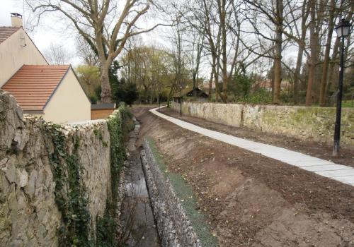 Aménagement de la berge du ru du Poncel en aval de la rue du Pontcel